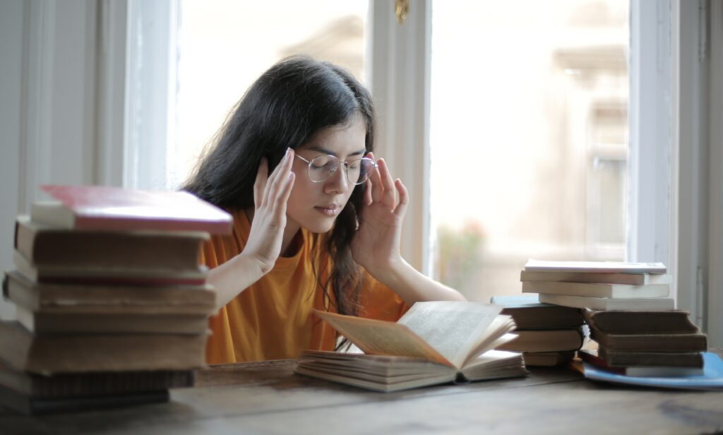 Photographie d'une étudiante qui étudie
