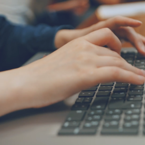 Image des mains d'un étudiant posées sur le claviers de son ordinateur