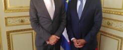 Pap Ndiaye, ministre de l'éducation Nationale et Bertrand Monthubert, coordinateur du projet AspIe-Friendly devant les drapeaux de la France et de l'Europe